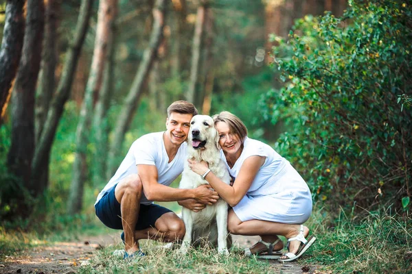 Lyckligt par av framtida föräldrar med sällskapsdjur — Stockfoto