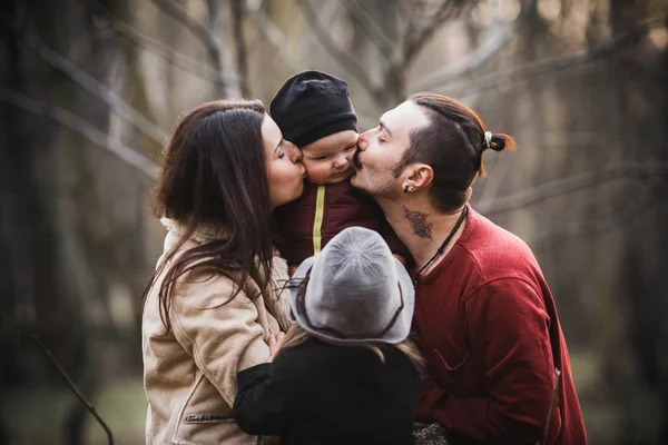 Família feliz no parque de outono — Fotografia de Stock