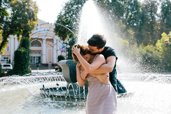 Schönes junges Paar am Brunnen — Stockfoto