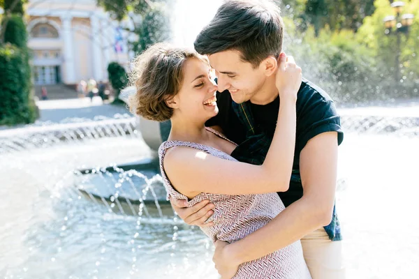 Schönes junges Paar am Brunnen — Stockfoto