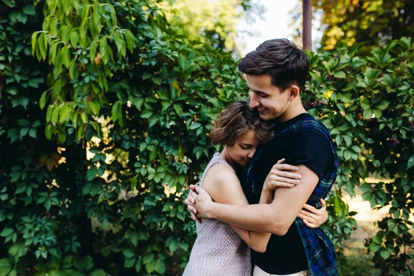 Guy and girl in the park — Stock Photo, Image