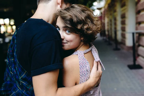 Couple hugging in the street — Stock Photo, Image