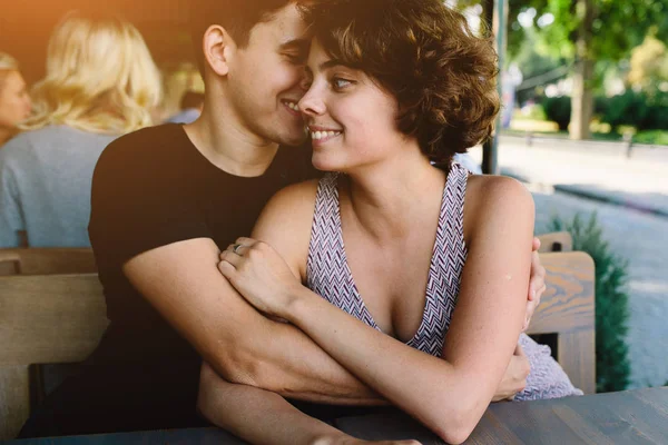 Paar sitzt draußen in einem Café — Stockfoto