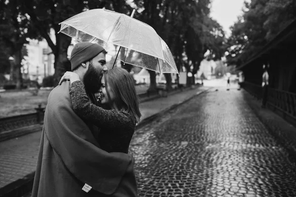 男孩和女孩在一把伞下 — 图库照片