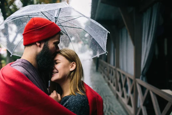 Adam ve kız bir şemsiye altında — Stok fotoğraf