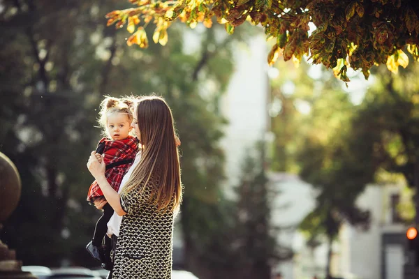 Mor och dotter spelar i en park — Stockfoto