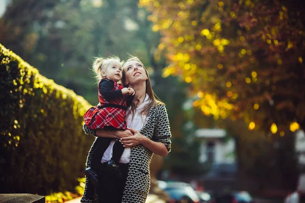 Mother and little daughter playing in a park — Stock Photo, Image