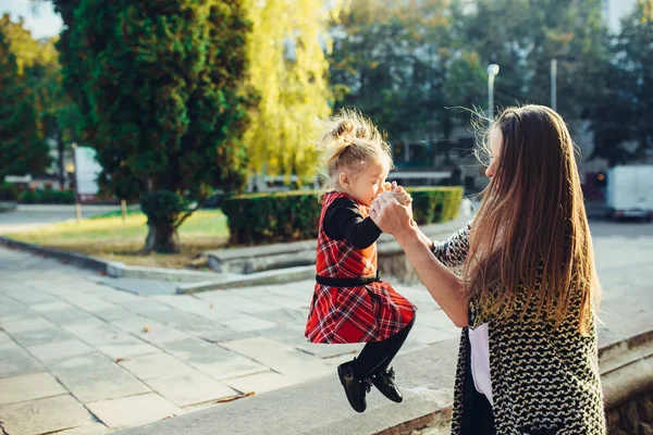 Matka a malá dcera hraje v parku — Stock fotografie