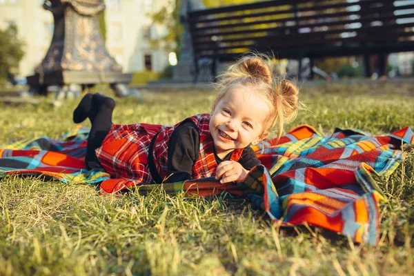 牧草地で笑顔の女の子 — ストック写真