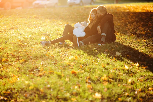 Familia joven e hijo recién nacido en el parque de otoño —  Fotos de Stock