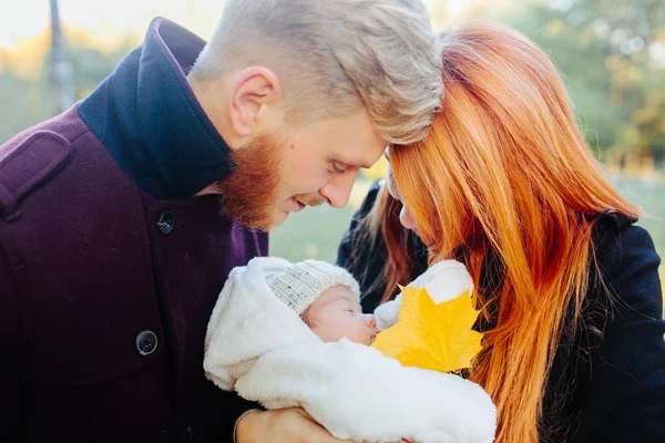 Familia joven e hijo recién nacido en el parque de otoño —  Fotos de Stock