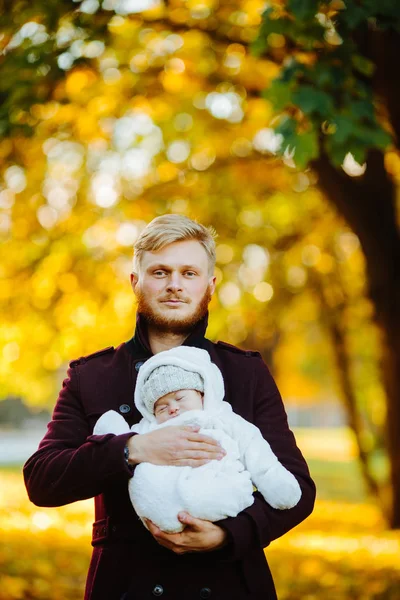 Babam ve yeni doğan oğlu sonbahar Park