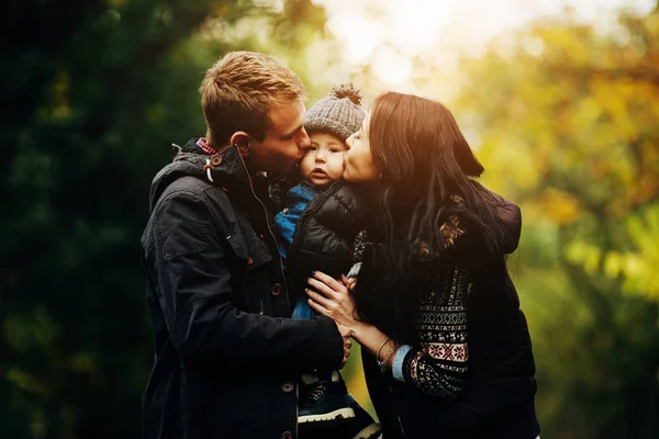 Ung familj och nyfödde son i höst park — Stockfoto