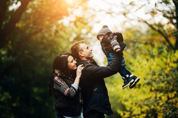 Fiatal család és újszülött fiú őszi park — Stock Fotó