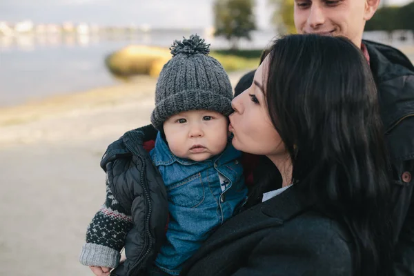 Genç ailenin... ve göl kıyısı yürümek — Stok fotoğraf