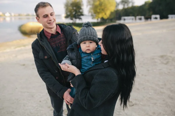 Genç ailenin... ve göl kıyısı yürümek