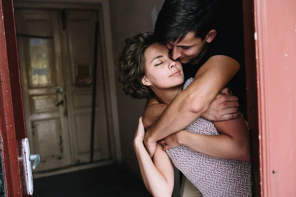 Couple posing in the doorway — Stock Photo, Image