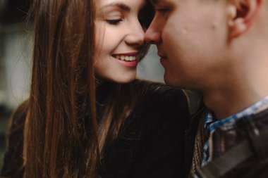 Kadın ve erkek kameraya poz veriyor.