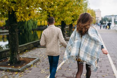 Sonbahar parkında gülümseyen çift