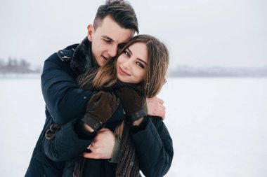 adam kız arkadaşı arkadan sarılma