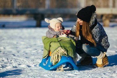Anne ve kızı kış açık havada