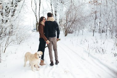 Köpek ile aşık genç Çift