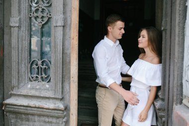 Kapının önünde poz veren çift.