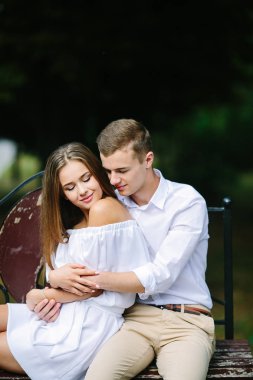 erkek ve kadın parkta bir bankta