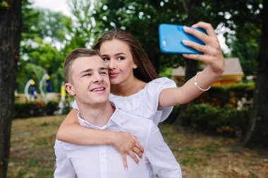 Güzel genç çift selfie yapar