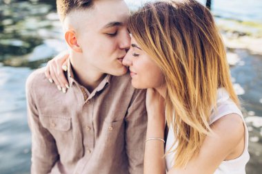 erkek ve kadın göl üzerinde poz