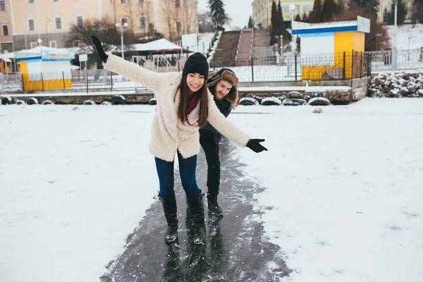 Hombre y mujer patinan sobre hielo — Foto de Stock