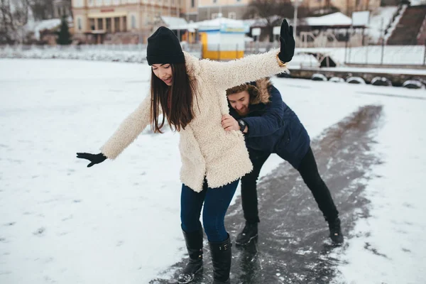 Hombre y mujer patinan sobre hielo —  Fotos de Stock