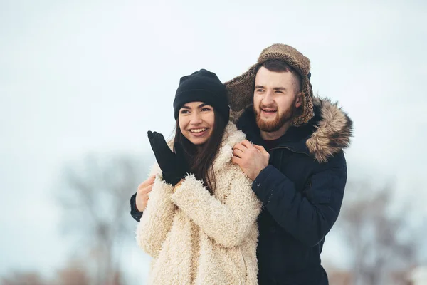 Uomo e donna in posa per la fotocamera — Foto Stock