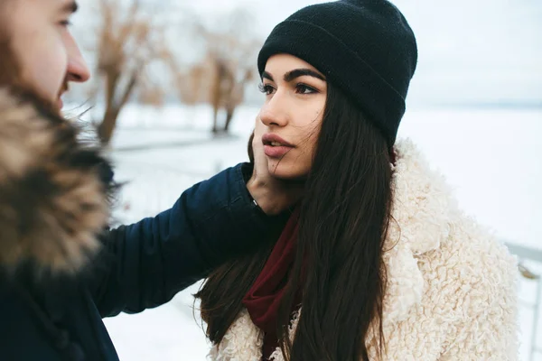 Adam ve birbirlerinin kollarında kızla — Stok fotoğraf