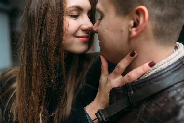 Kadın ve erkek kameraya poz veriyor.