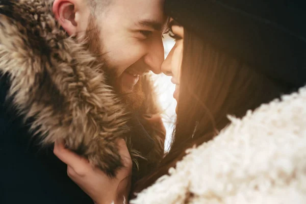 Guy and girl in each others arms — Stock Photo, Image