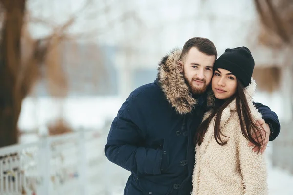 Muž a žena pózují pro kameru — Stock fotografie