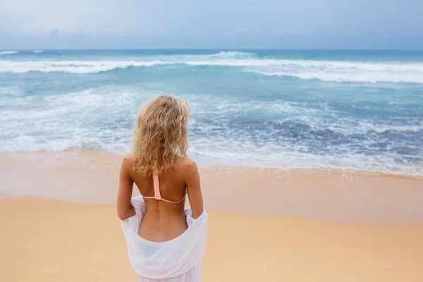 Piękna młoda kobieta na plaży — Zdjęcie stockowe