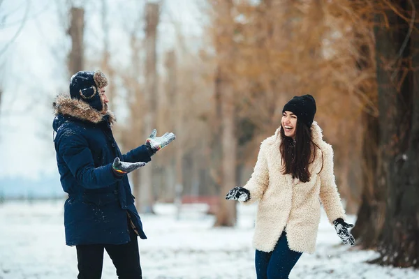 Ragazzo e ragazza giocare con la neve — Foto Stock