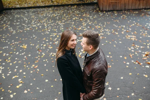 Atractiva pareja feliz caminando en el parque de otoño —  Fotos de Stock