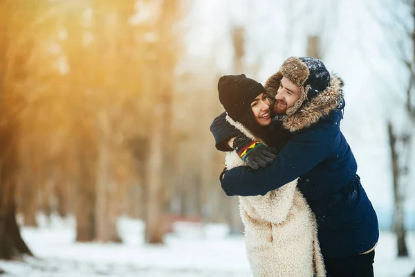 Homme et fille dans chaque d'autres bras — Photo