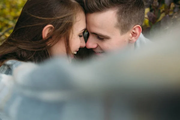 Pareja joven en el parque en temporada de otoño —  Fotos de Stock