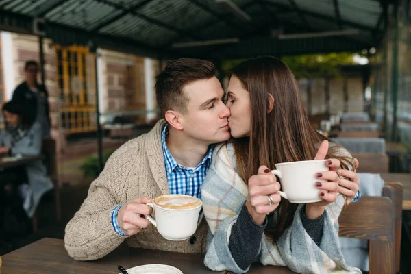 Casal sentado no café da calçada — Fotografia de Stock