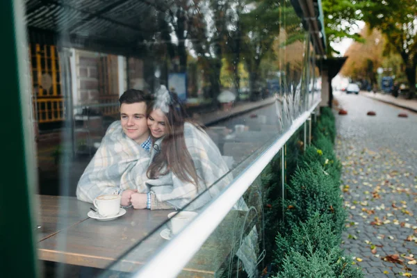 Casal sentado no café da calçada — Fotografia de Stock