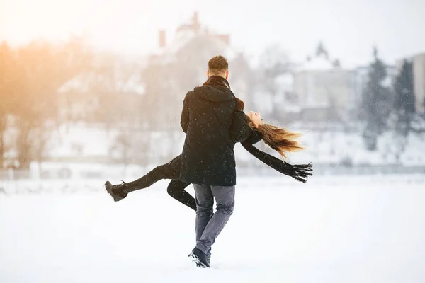 Jovem casal se divertindo — Fotografia de Stock