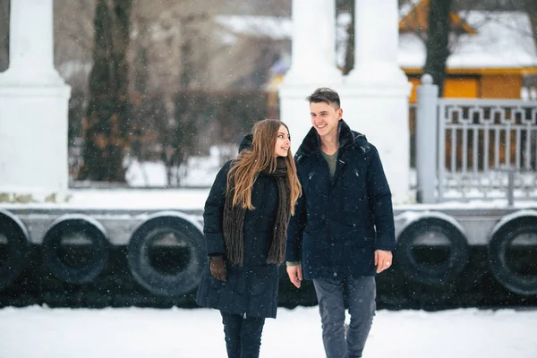 Paar poseren in een besneeuwde park — Stockfoto