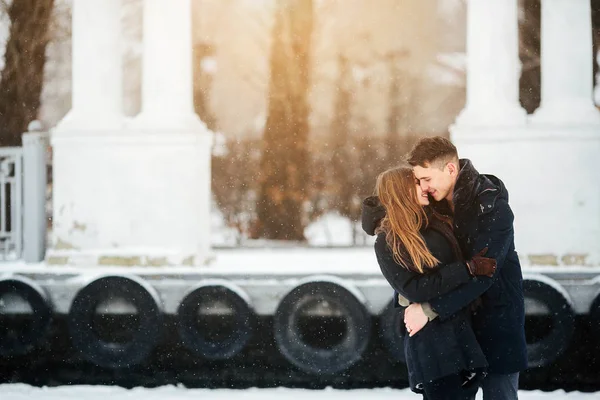 Man en vrouw elkaar omarmen — Stockfoto