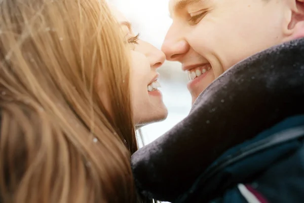 Couple posant dans un parc enneigé — Photo