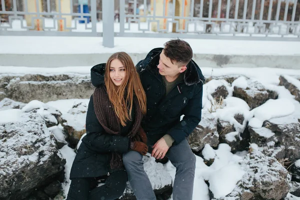 Ζευγάρι, θέτοντας σε ένα χιονισμένο πάρκο — Φωτογραφία Αρχείου