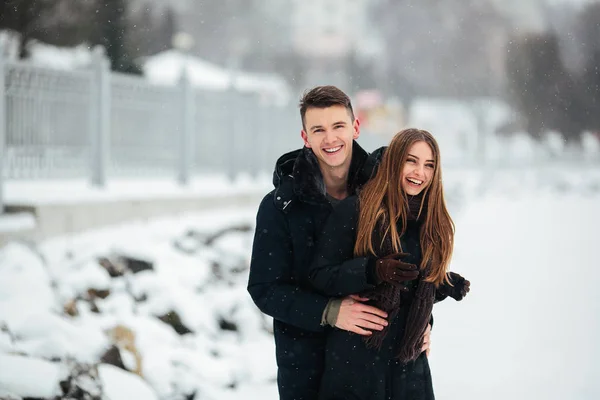 雪の公園でポーズをとるカップル — ストック写真